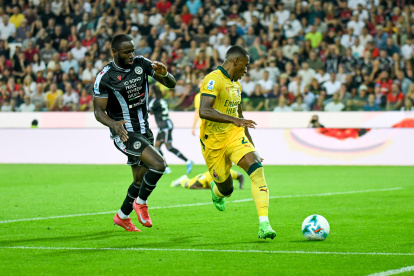 Pervis Estupinan del Milan yKeinan Davis del Udinese en acción.