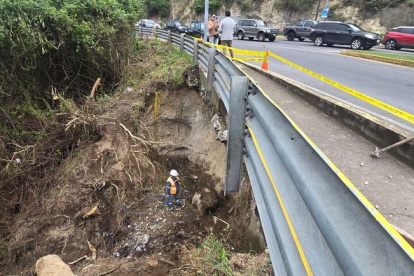 El talud está ubicado en la intersección de las avenidas María Angélica Idrovo y Oswaldo Guayasamín.