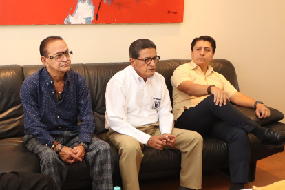 Cristhian Aguirre (i), Galo Palacios (c) y Miguel Cantos (d) lamentan la desaparición del patrimonio.