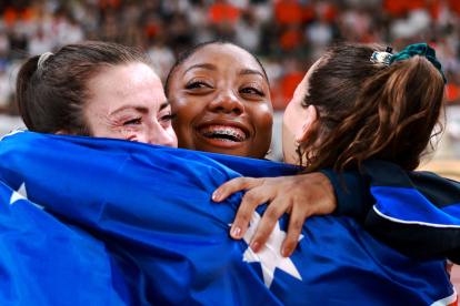 Juleisy Angulo (c) junto a las medallistas de Australia y Letonia que se quedaron con la plata y bronce.