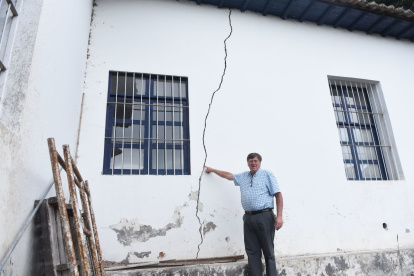 El propietario de la casa patrimonial muestra las grietas que se han formado. Cuando llueve hay temor.