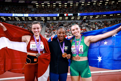 Juleisy Angulo (c) se convierte en la primera mujer ecuatoriana en ganar un oro en lanzamiento de jabalina.