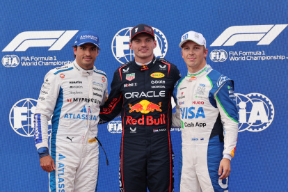Max Verstappen (C) junto a Carlos Sainz Jr (i) Liam Lawson, ambos de Williams.