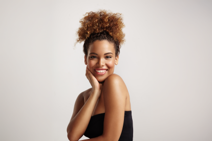 Los rubores en terracotas, naranjas, morados, rojos y fucsias realzan al instante, mientras que los tonos pálidos tienden a opacar el rostro.