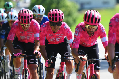 Richard Carapaz (c) dio un gran salto en la clasificación general del Tour de Luxemburgo.