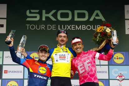 Richard Carapaz (d) y su festejo en el podio del Tour de Luxemburgo 2025.