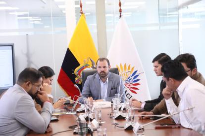 El vicepresidente de la mesa legislativa, Diego Franco, se encarga de la presidencia de Centeno.