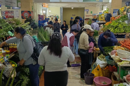 Ciudadanos se abastecen en mercados antes del paro nacional.