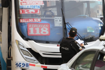 La Policía tomó procedimiento luego del enfrentamiento entre agentes y delincuentes en un bus urbano de Guayaquil.