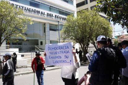 Simpatizantes de Daniel Noboa exigen una nueva Constitución en los exteriores de la Corte Constitucional