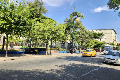 En el parque España se prevén retirar rejas.