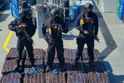 Personal de la Armada del Ecuador custodia los bultos de presunta droga incautados en altamar