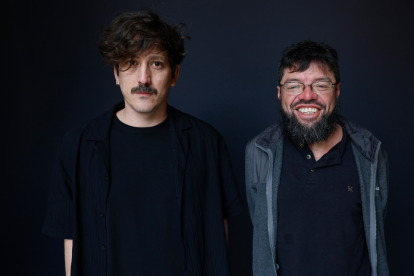 El realizador, Simón Mesa Soto y el actor Ubeimar Ríos luego de una entrevista a Efe sobre "Un poeta", película exhibida en la 73 edición del Festival Internacional de Cine de San Sebastián.