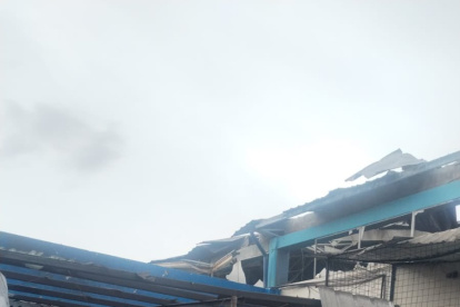 Los techos y ventanas de la estructura en donde funciona la psicina quedaron destruidos.