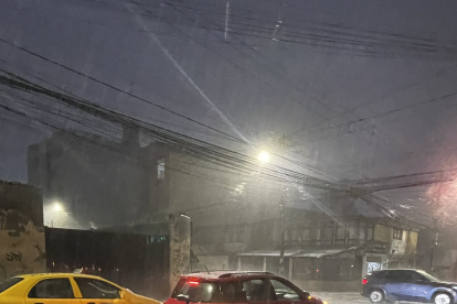 El granizo cubrió varias calles de Quito este 21 de septiembre de 2025.