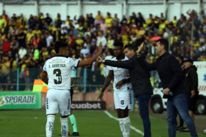 Xavier Arreaga celebra el gol del triunfo de Barcelona SC ante Deportivo Cuenca por la LigaPro 2025