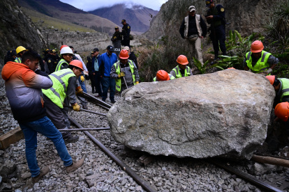 Con rocas gigantes se bloqueó el acceso a la zona arqueológica de Machu Picchu.