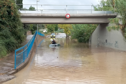 Un vehículo quedó bajo el agua tras las fuertes lluvias registradas en Cataluña este domingo 21 de septiembre.
