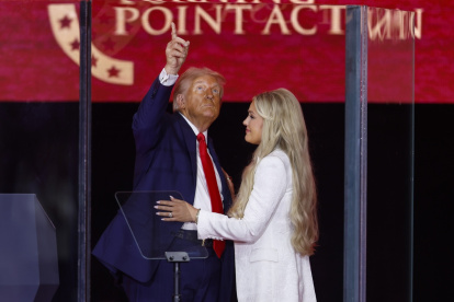 El presidente de Estados Unidos, Donald Trump y Erika Kirk, esposa de Charlie Kirk, se abrazan en el escenario durante el servicio funerario conmemorativo del activista en el State Farm Stadium en Glendale, Arizona.