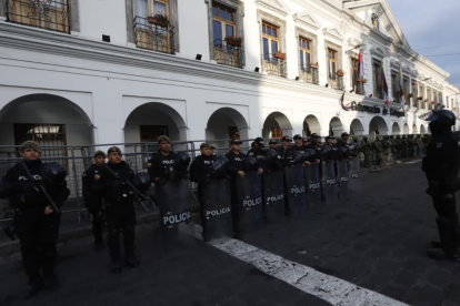 Movimiento en la Gobernación de Cotopaxi en Latacunga policías y militares custodian.