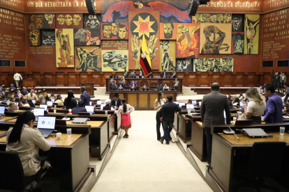El presidente de la Asamblea Nacional Niels Olsen anunció su denuncia en contra de 45 asambleístas de la RC.