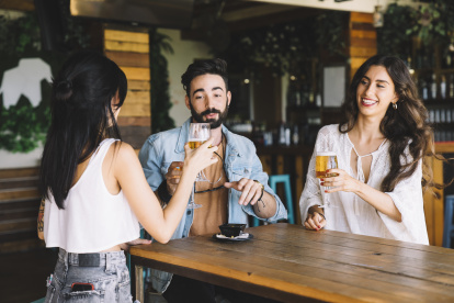 Guía definitiva con tips de expertos. Descubre qué bebidas servir en reuniones formales e informales