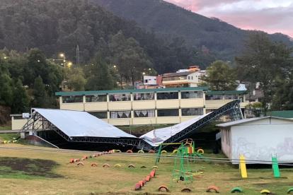El techo de un coliseo de la Escuela República de Venezuela, en Quito, colapsó la tarde de este domingo 21 de septiembre del 2025