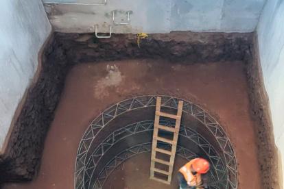 En otro sector se realiza la excavación de un túnel para un nuevo colector en la parroquia Cochapamba.