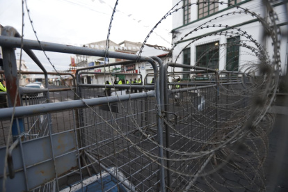 Al momento de acceder al centro de Latacunga, en la provincia de Cotopaxi, la gente se topa con cercos de alambres de púas. Desde la semana pasada, el Gobierno trasladó su sede a esta ciudad.