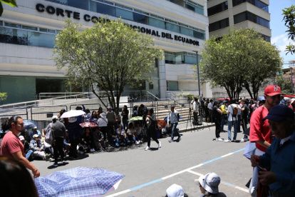 En el centro norte de Quito, en las calles José Tamayo y Lizardo García se registra una concentración de personas, a las afueras de la Corte Constitucional.