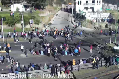 Los manifestantes bloquearon el paso en un tramo de la v. Panamericana Norte, que conecta a Imbabura con Pichincha, en el norte de Ecuador.