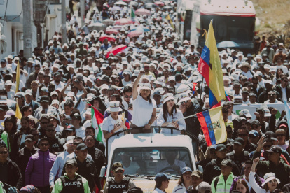 Zaida Rovira y otros ministros encabezaron una marcha a favor del Gobierno.