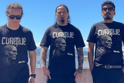 Curetaje se ha "curtido" tanto dentro como fuera del país, ya sea en conciertos pequeños para un puñado de fánaticos, como en grandes escenarios.