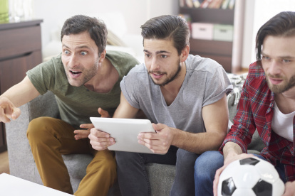 La página de inicio de una casa de apuestas refleja estrategia y experiencia de usuario.
Real emotions during the soccer match on TV