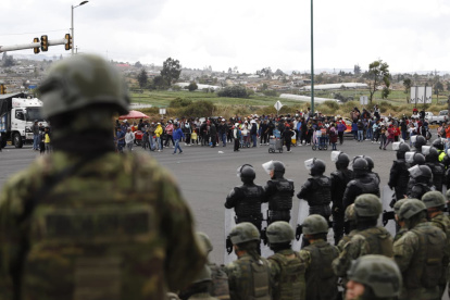 Contingente militar y policial en Latacunga por paro nacional.