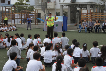 Estudiantes ingresan a sus instituciones educativas en Playas bajo resguardo policial, como parte del plan “Escuela Segura” activado tras el estado de excepción.