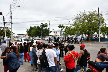 En los exteriores de la cárcel se aglomeraron familiares de los privados de libertad.