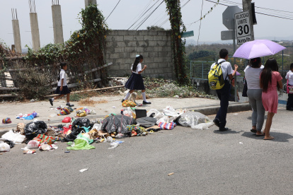 Cerca de la institución también hay un punto de mala recolección de desechos.