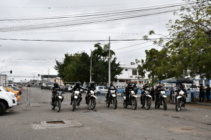 Familiares de internos esperan noticias tras la masacre en la cárcel de Machala, donde siete reos escaparon y 16 personas murieron durante una revuelta con explosivos.