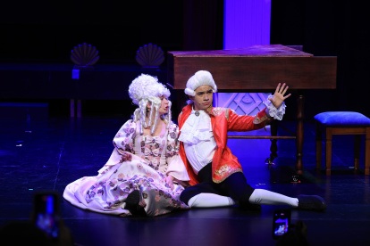 La obra es protagonizada por Francisco Arias, Santiago Espinoza, Salomé Velasco, Alex Cisneros  y un amplio elenco de actores, bailarines, cantantes y músicos.