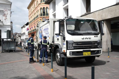 La compra de los seis camiones satélite se adjudicó por un valor de 804.000 dólares.
