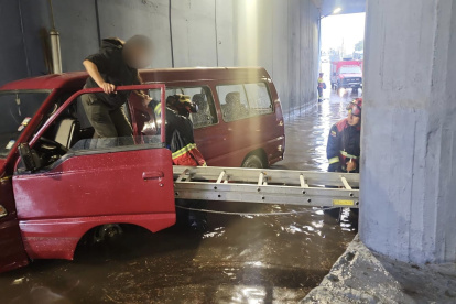 Los bomberos evacuaron a las cinco personas del paso deprimido.