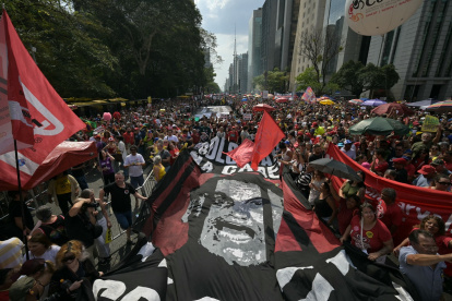 La gente porta pancarta con imagen del expresidente Jair Bolsonaro tras las rejas durante una protesta contra una enmienda constitucional conocida como Proyecto Blindaje.