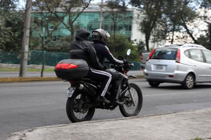 Las motos son parte de la restricción. Exceder el número de pasajeros permitidos moto conlleva una multa del 15% de un salario básico