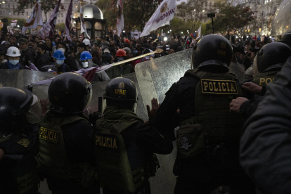 Los manifestantes se enfrentan con la policía antidisturbios durante una manifestación antigubernamental en Lima el 21 de septiembre de 2025.