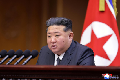 El líder norcoreano Kim Jong Un habla en el Salón de Asambleas Mansudae en Pyongyang, Corea del Norte.