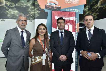 Diego Luna y Karla Reinoso, presidente del directorio y directora de Operaciones de la AEADE, respectivamente; Andrés Robalino, viceministro de Producción e Industrias; y Genaro Baldeón, presidente ejecutivo de la AEADE.