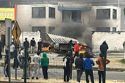 El Comando de Policía de Otavalo fue atacado por manifestantes durante el paro nacional, dejando dos uniformados heridos y vehículos incendiados.