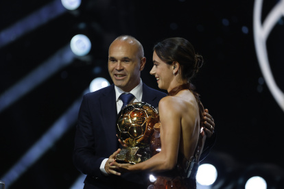 Andres Iniesta entrega el Balón de Oro 2025 a Aitana Bonmati.