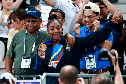 Juleisy Angulo festejando su título mundial y de testigo su cuerpo de trabajo y Jeffersin Pérez.